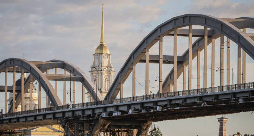 На четыре дня закроют Октябрьский мост для транспорта