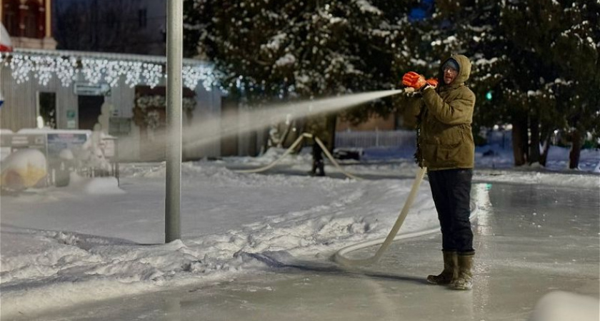 В городском сквере готовят каток к открытию