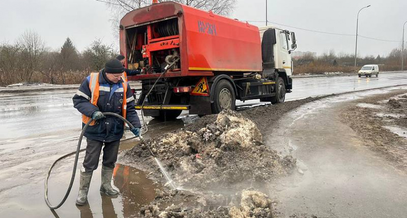 В Рыбинске начали досрочную очистку ливневых колодцев