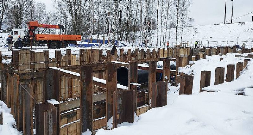 У моста через Волгу монтируют очистные сооружения для дождевой воды