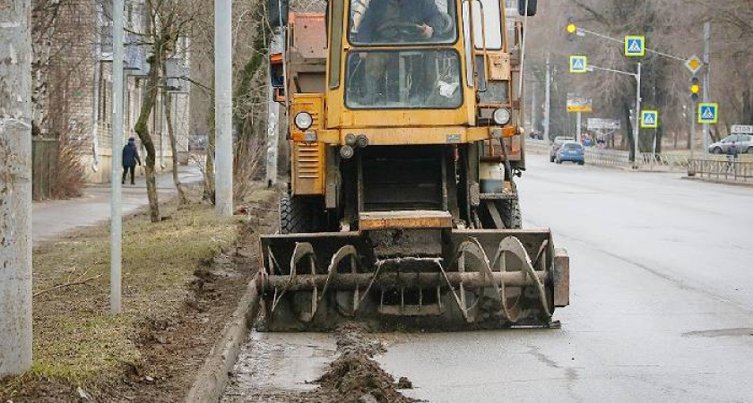 В Рыбинске досрочно начали весеннюю уборку улиц