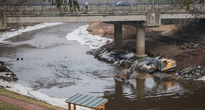 В Рыбинске приостановили очистку дна реки Черемухи