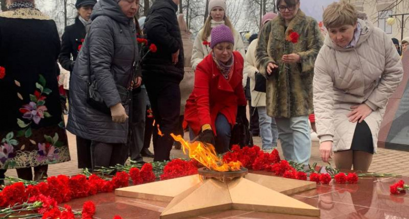 В Некрасовском зажгли постоянный Вечный огонь