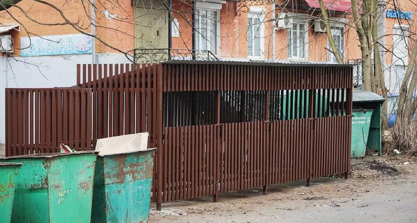 В центре Рыбинска установили новую контейнерную площадку из переработанного пластика