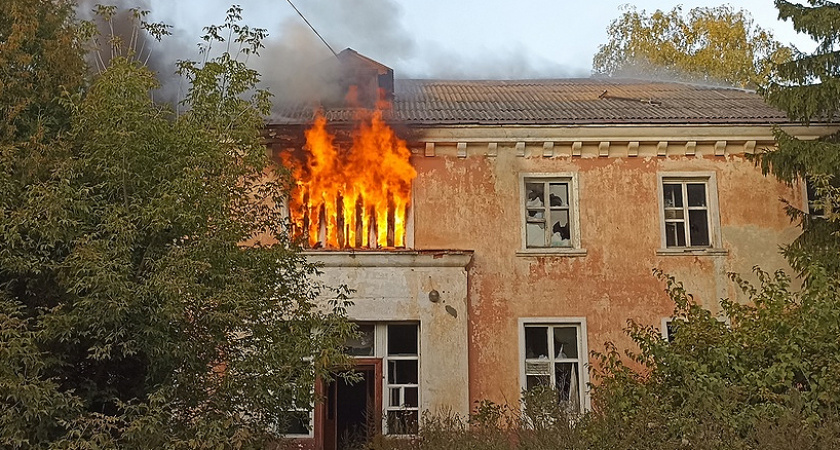 Пожарные потушили горящие ветки в Максимовском и заброшенное здание в Рыбинске