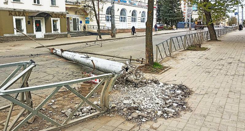 В Рыбинске водитель Infiniti сбил столб и скрылся с места ДТП
