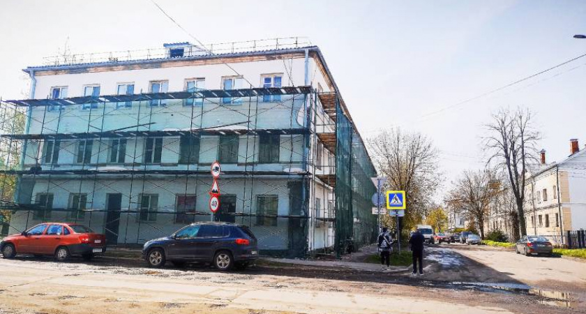 В Рыбинске начали ремонт фасадов двух домов на улице Чкалова