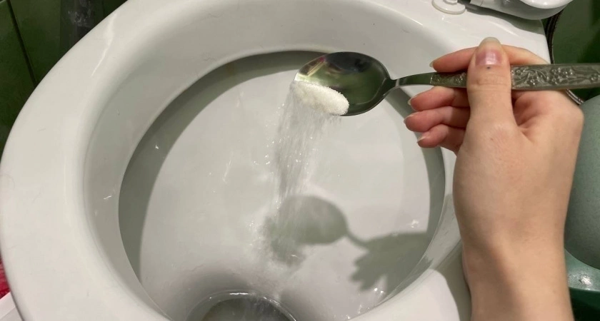 Зачем добавлять соль в воду унитаза. Полезный совет на годы вперёд