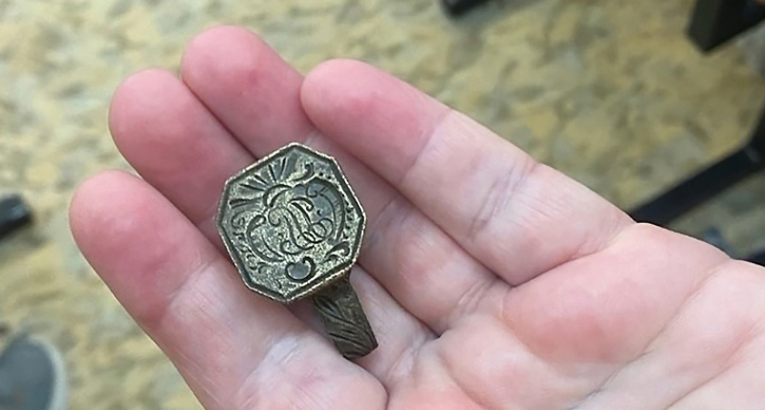 Старинный перстень-печатку нашли в бывшей усадьбе князей Ухтомских