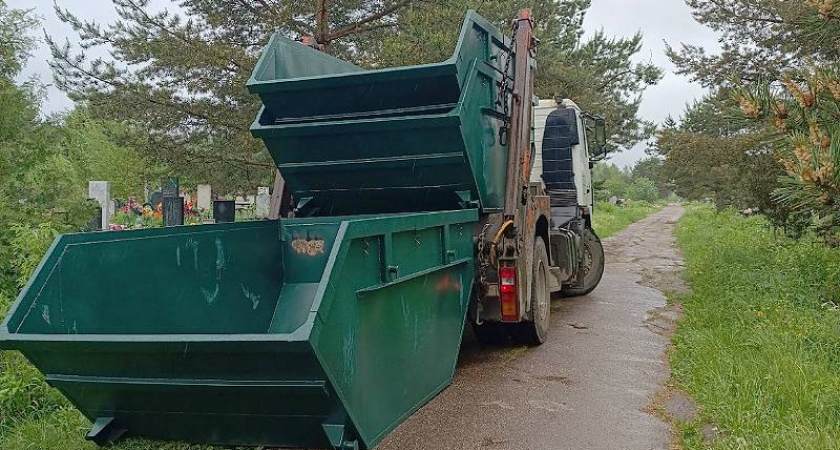 На Южном кладбище установили восемь новых мусорных бункеров