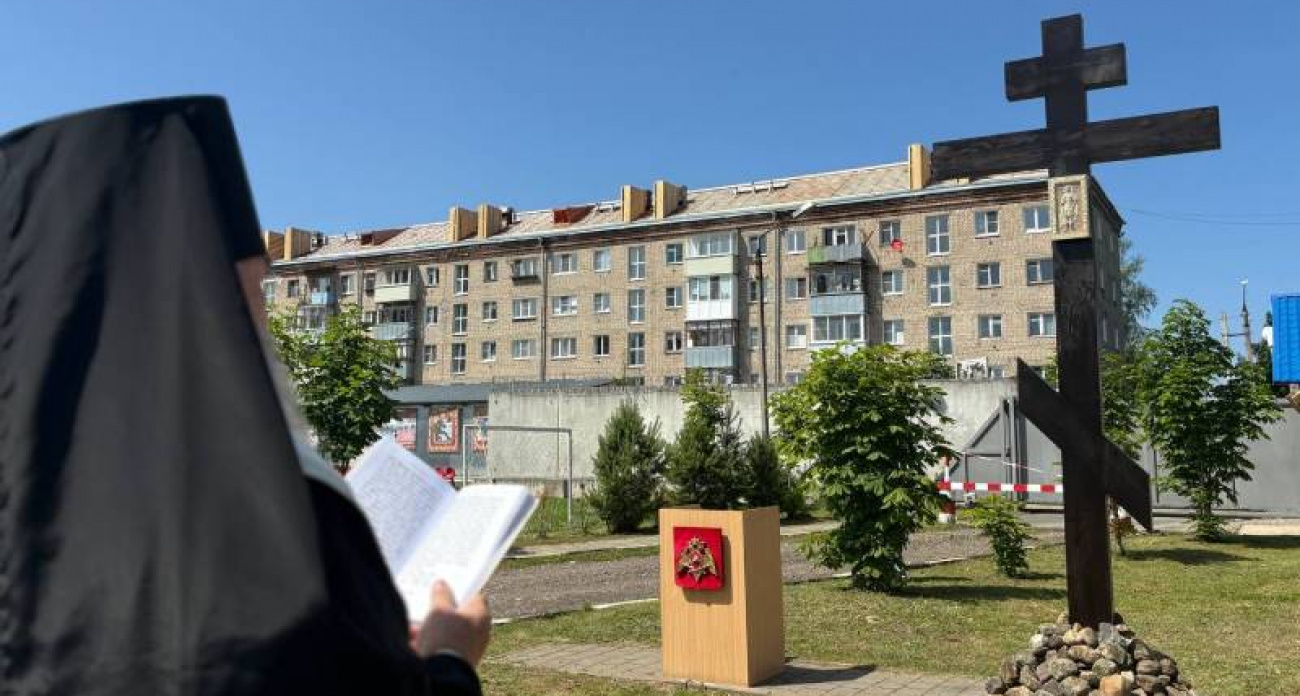 ОМОН «Бурлак» установил Поклонный крест перед строительством часовни Дмитрия Солунского