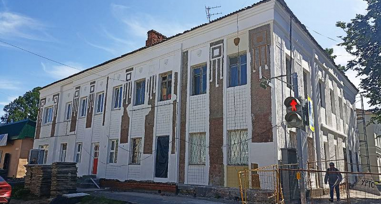 В Рыбинске владельцев разрушающихся фасадов штрафуют и отбирают недвижимость: 35 зданий под угрозой