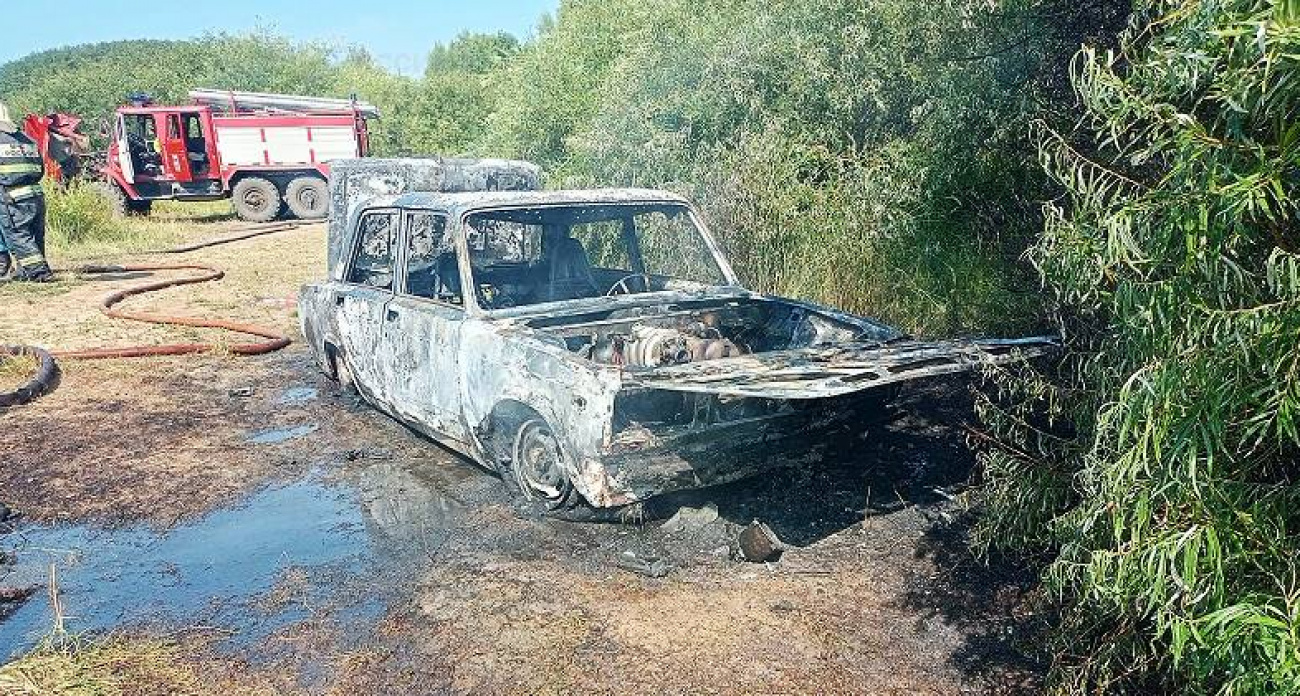 Семь спасателей полчаса тушили полыхающее авто на Назаровских карьерах