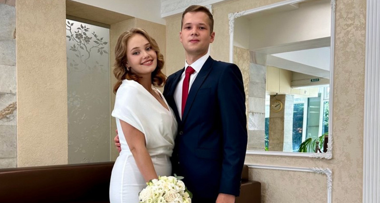 Молодожены Михаил и Алина стали 600-й парой года в Рыбинске и получили поздравление от губернатора