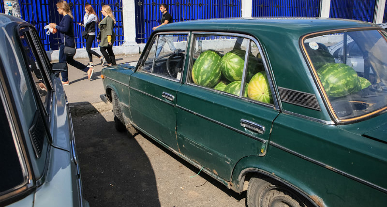 Как выбрать арбуз: тяжелые металлы у дорог и опасные бактерии в разрезанных плодах