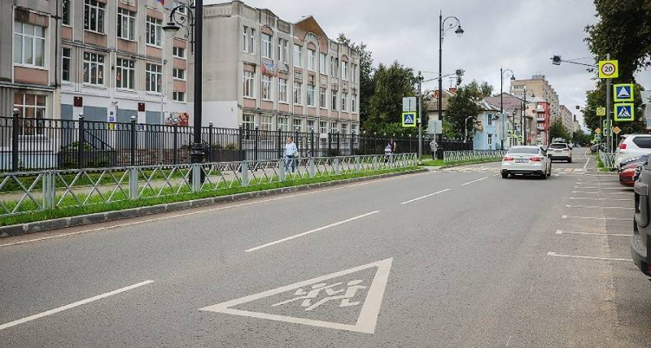 Дети" на асфальте у 52 школ Рыбинска: город готовится к учебному году с 212 "лежачими полицейскими