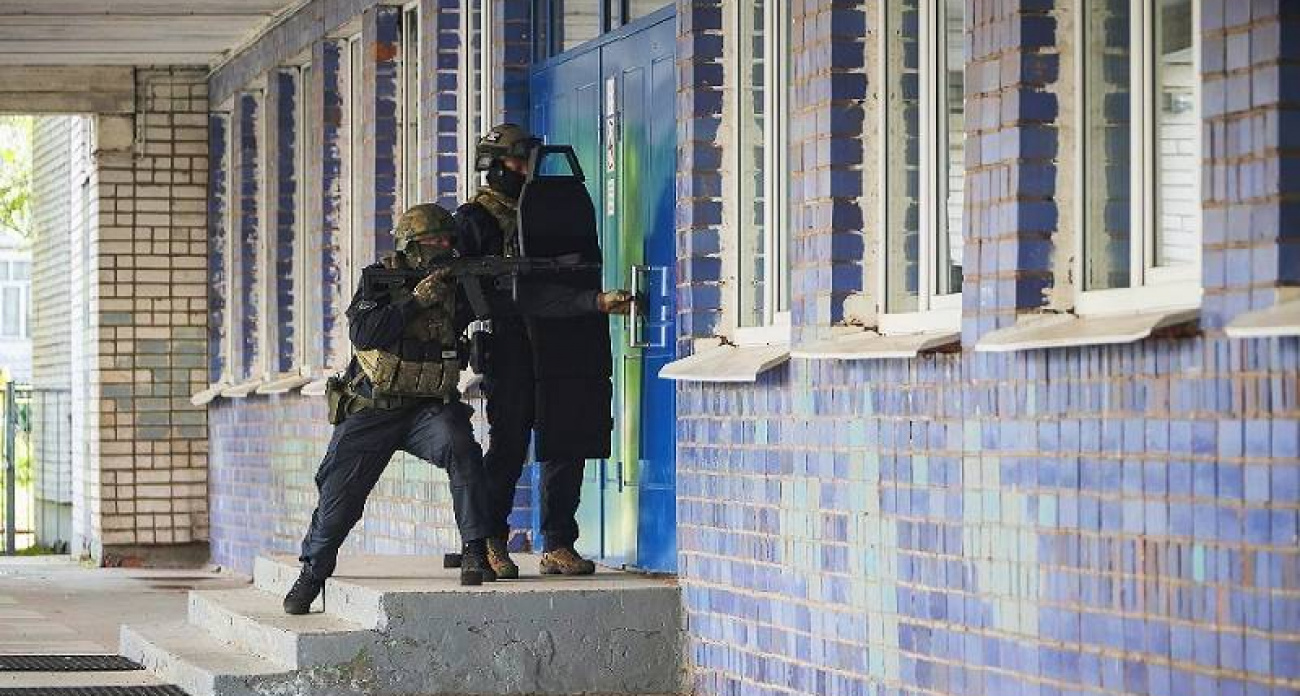400 школьников учились прятаться в подвале от ракет и вооруженных людей в Рыбинске