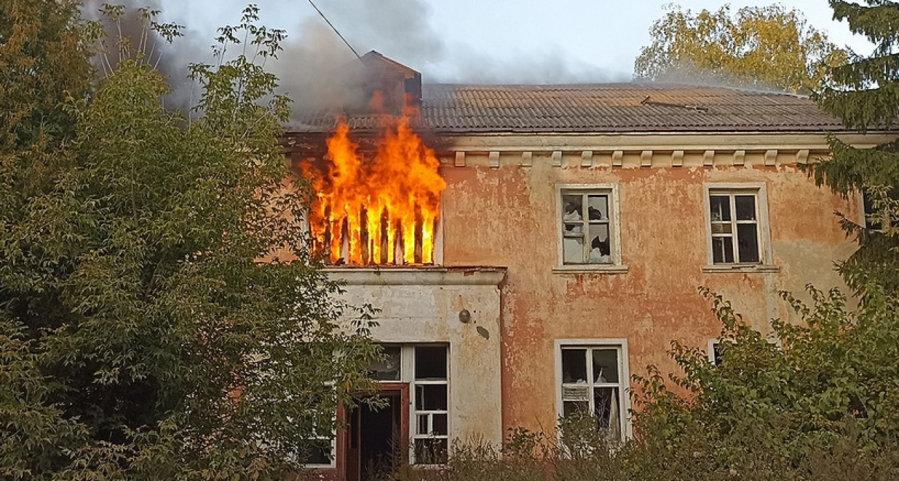 Пожар в ТЦ "Акварель" потушили за полчаса: 9 спасателей спасли торговый центр