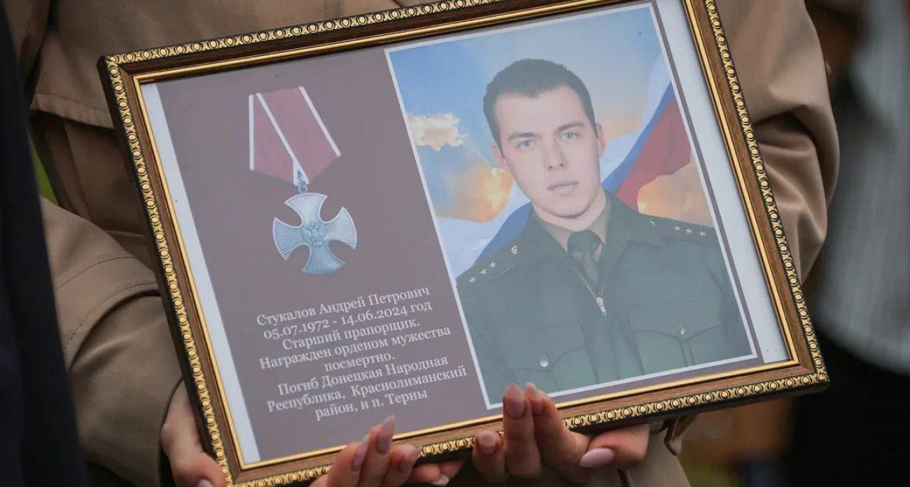 В школе Рыбинска посадили ель в память о погибшем герое СВО