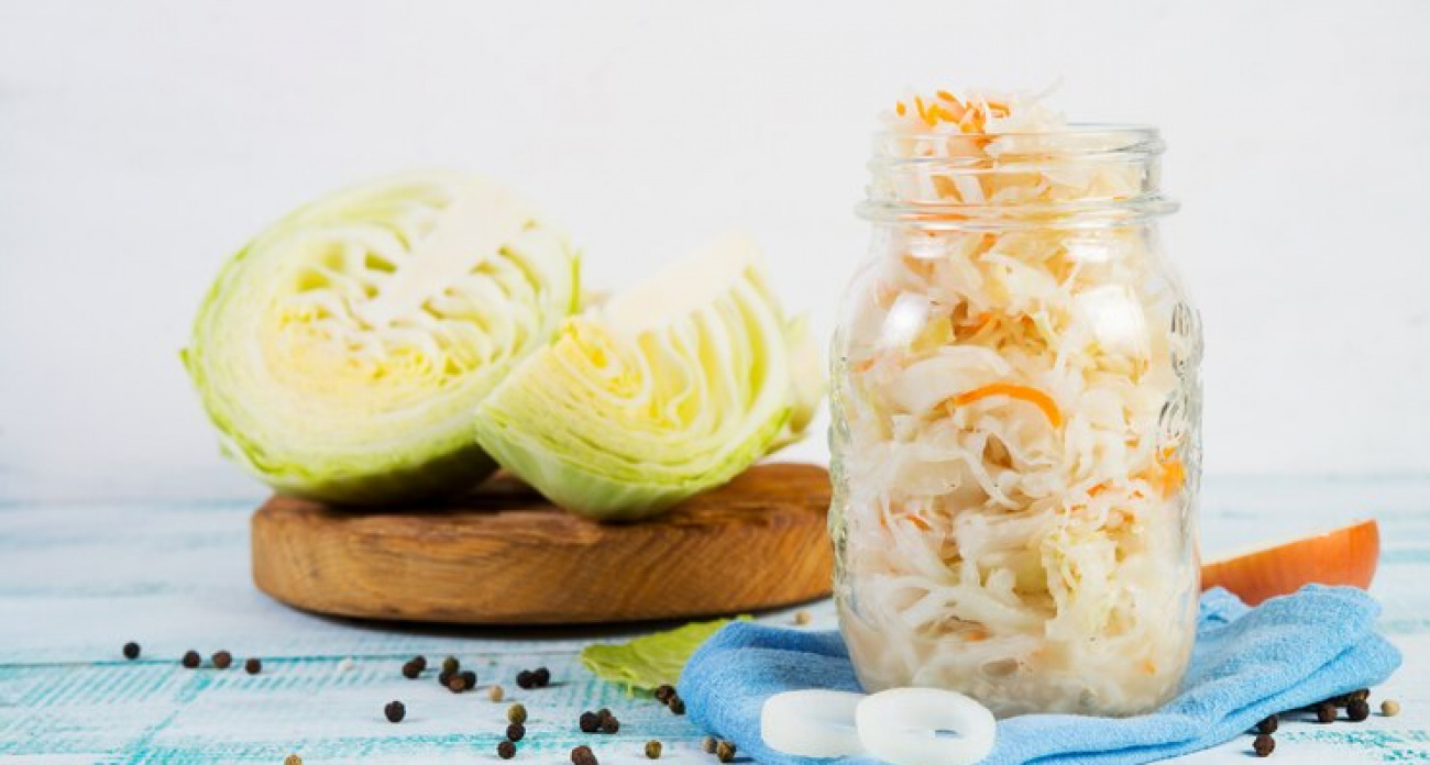 Бабушкин секрет хрустящей капусты: что она добавляла в банку и почему её квашенка никогда не размокала