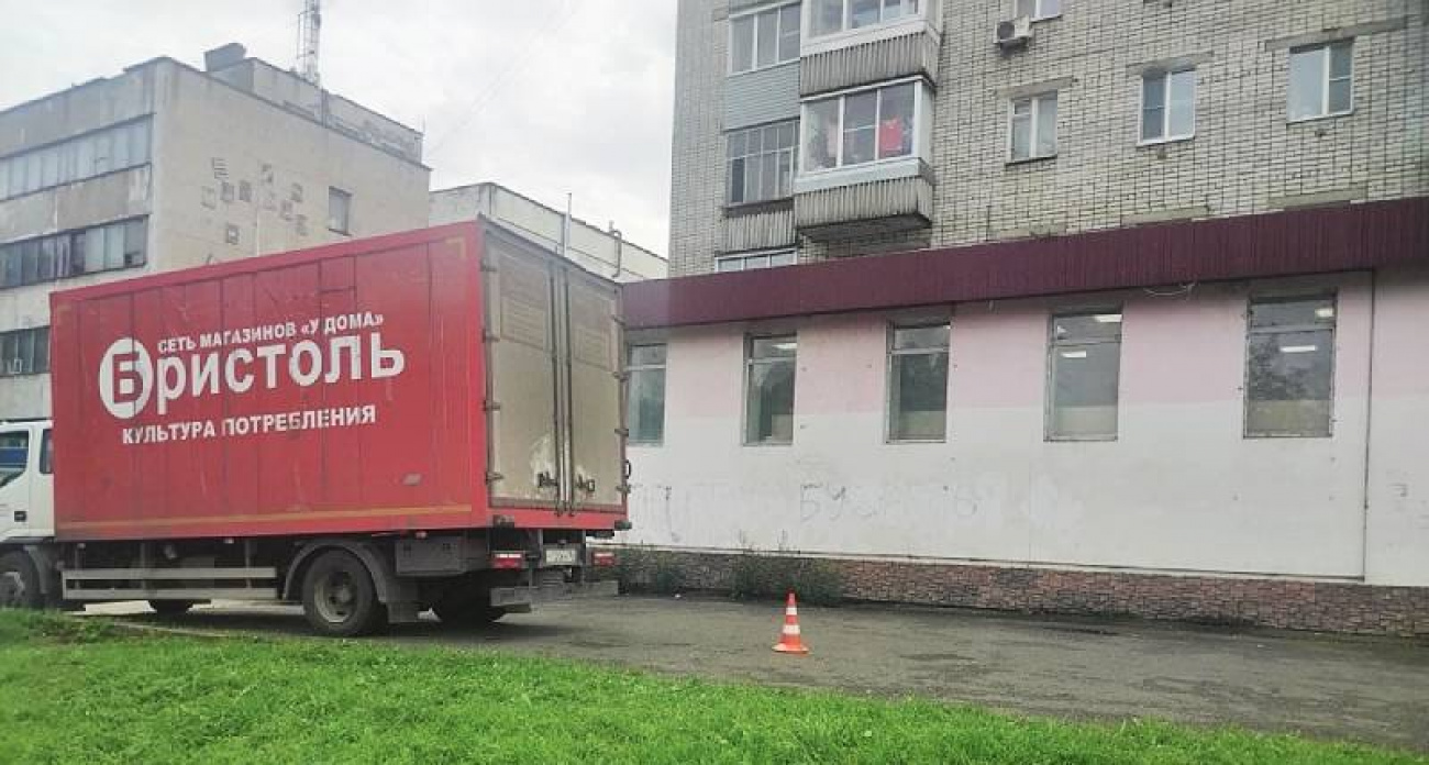 КАМАЗ сдавал задним ходом и сбил ребенка на тротуаре в Рыбинске