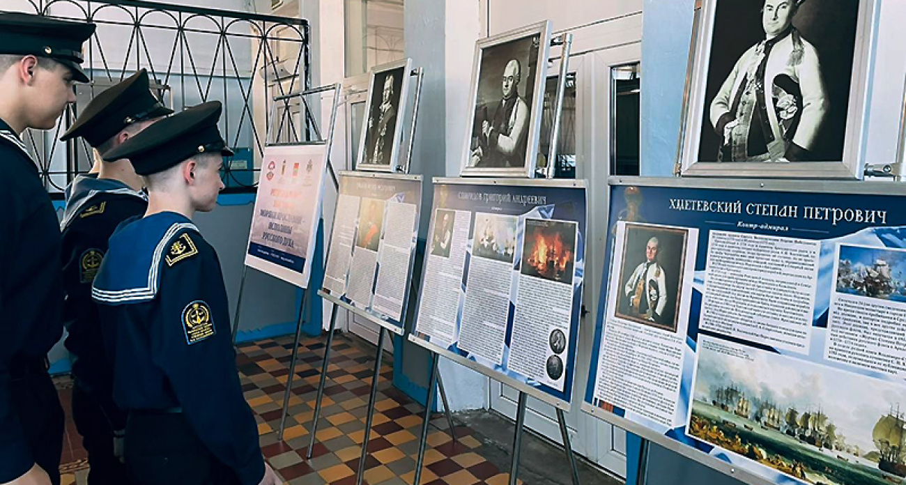 "Исполины русского духа": курсанты Рыбинска первыми увидели выставку о героях-моряках Ярославии