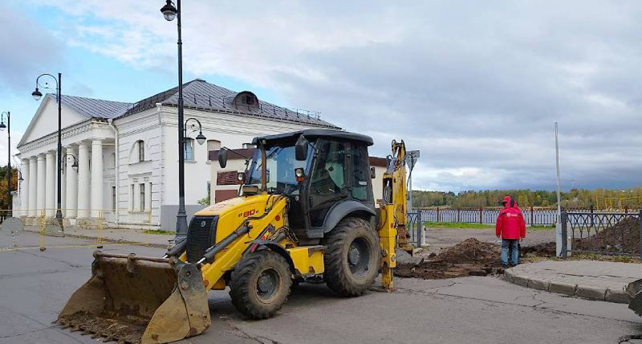 "Копать вручную": 44 метра труб меняют между историческими биржами из-за клубка подземных сетей