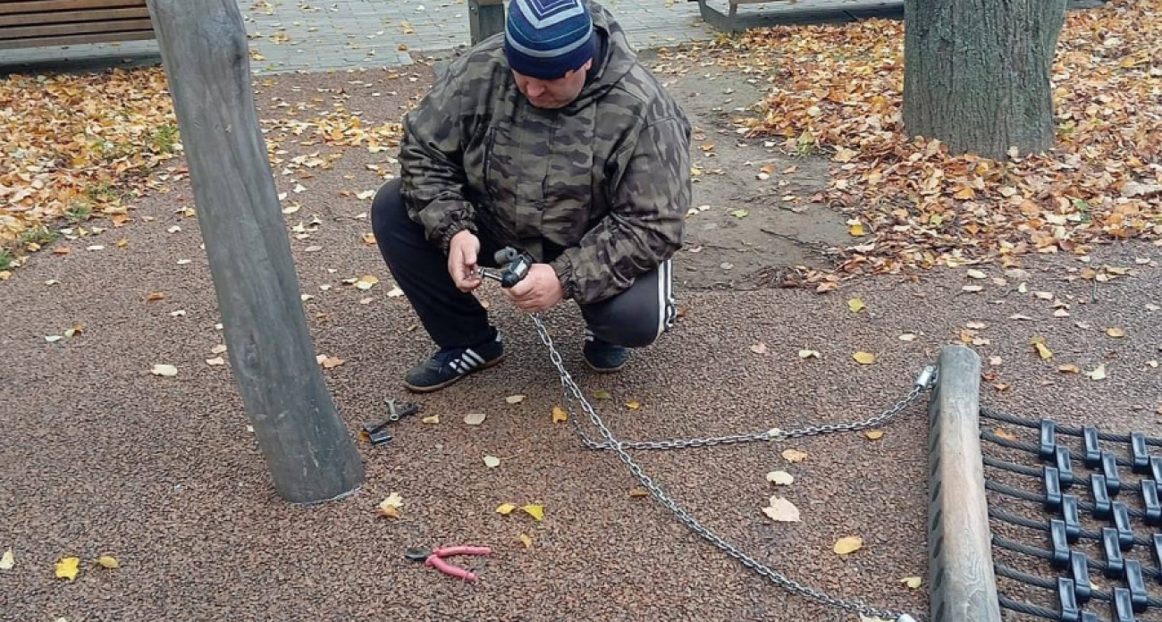 Мобильная бригада за месяц отремонтировала скейт-площадку и детские городки в пяти парках Рыбинска