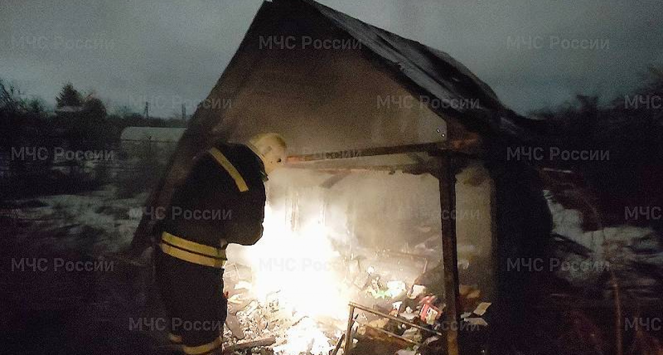 10 пожарных три часа тушили ночной пожар на даче в Рыбинском округе