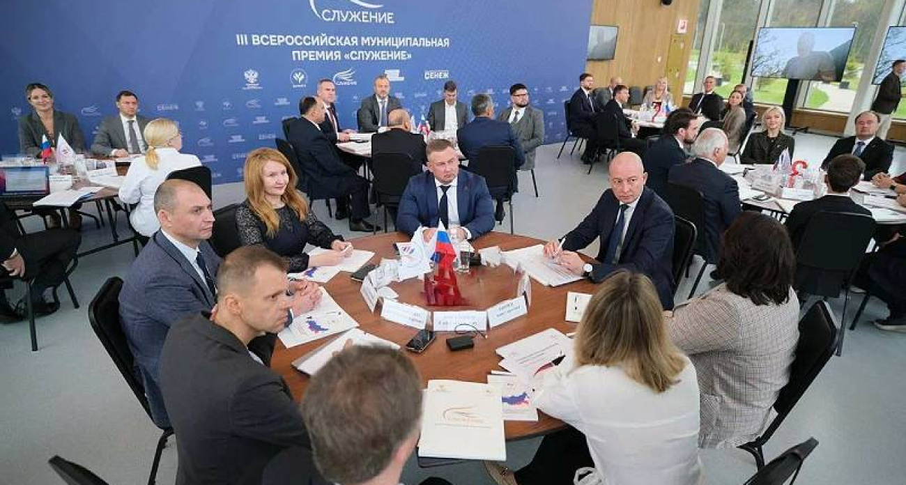 Путинская премия "Служение" удвоила число заявок: утверждены номинации для муниципальных героев