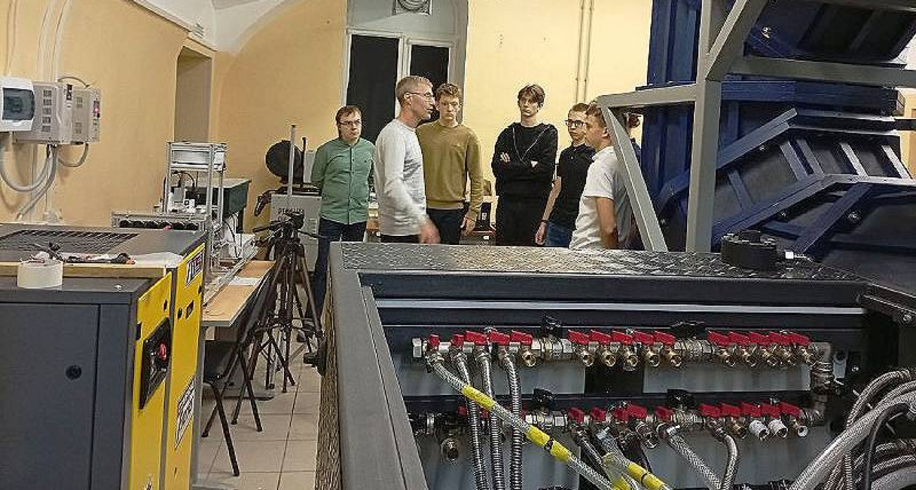 Школьники из 8 рязанских школ неделю управляют дронами и создают цифровые двойники самолетов в РГАТУ