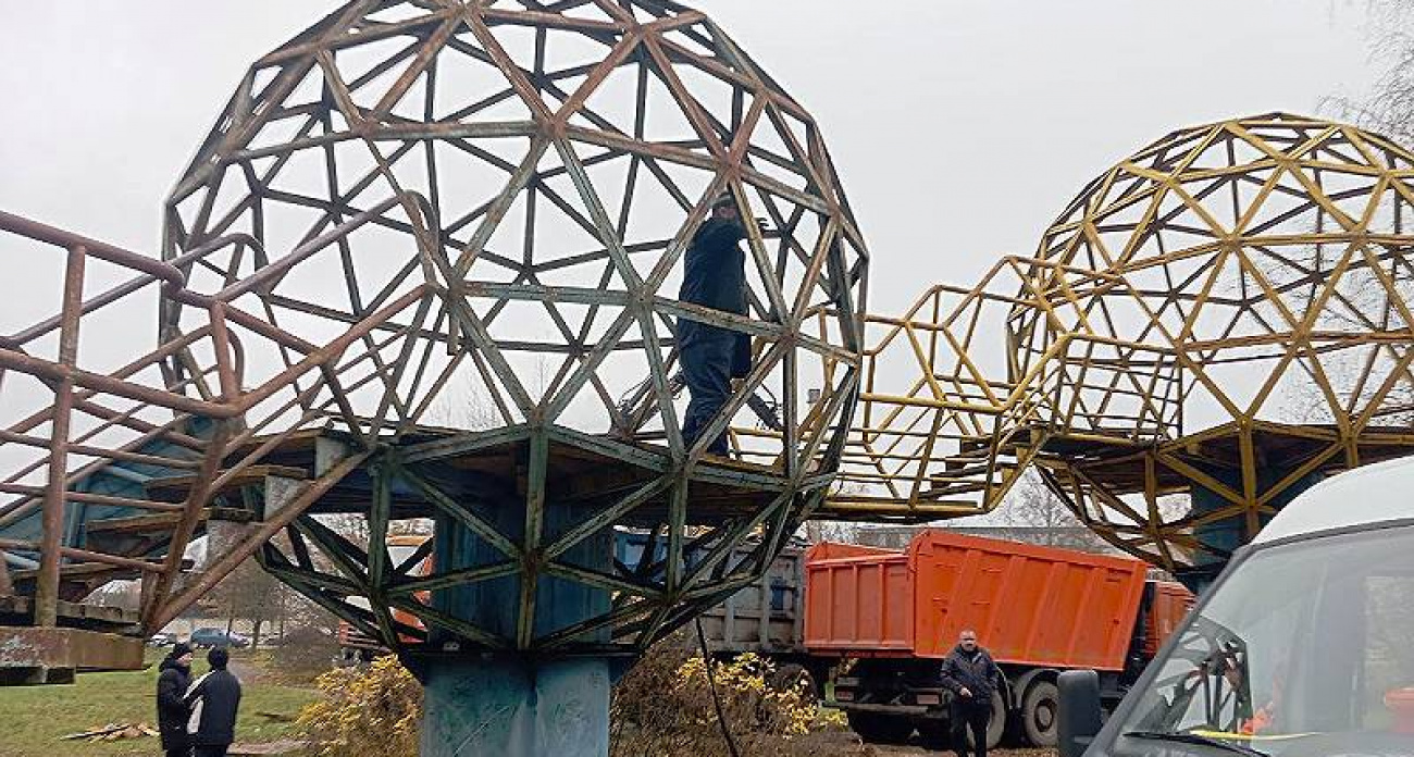 В Рыбинске сносят легендарные "Шары" — детский городок превратился в ржавую угрозу за полвека