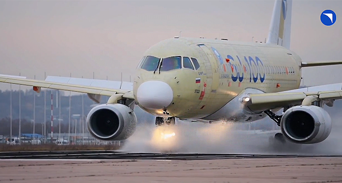 "Суперджет" с рыбинскими двигателями прошел испытания в 70-метровом "бассейне" под дождем