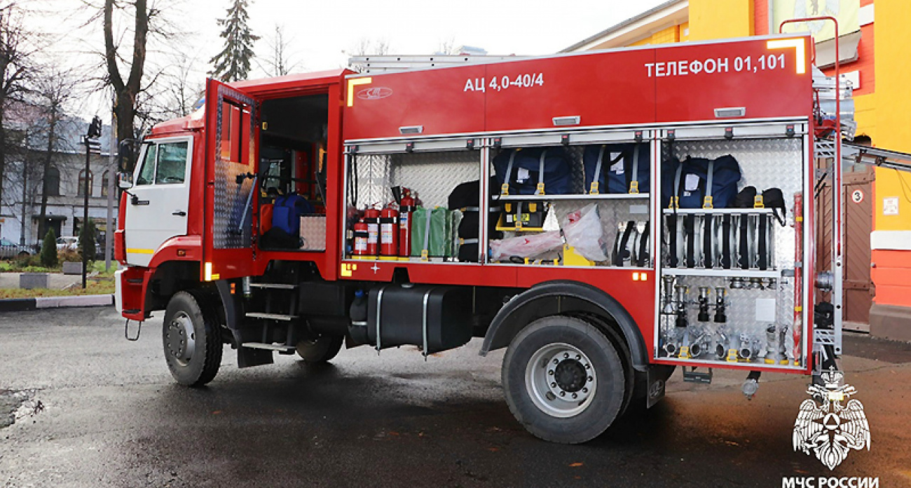 Рыбинские пожарные получили КамАЗ с 4 тоннами воды и теплоотражательными костюмами