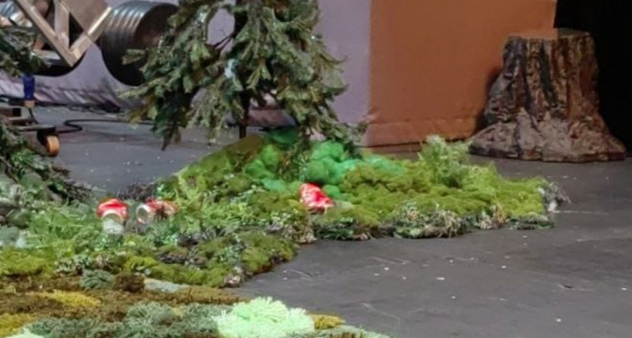 Рыбинская мастерица соткала "зеленую лужайку" для спектакля режиссера "Му-Му" Юрия Грымова