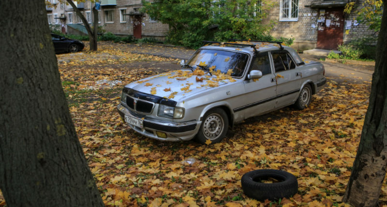 Автохлам на детских площадках: Рыбинск дает владельцам 30 дней на вывоз или эвакуацию