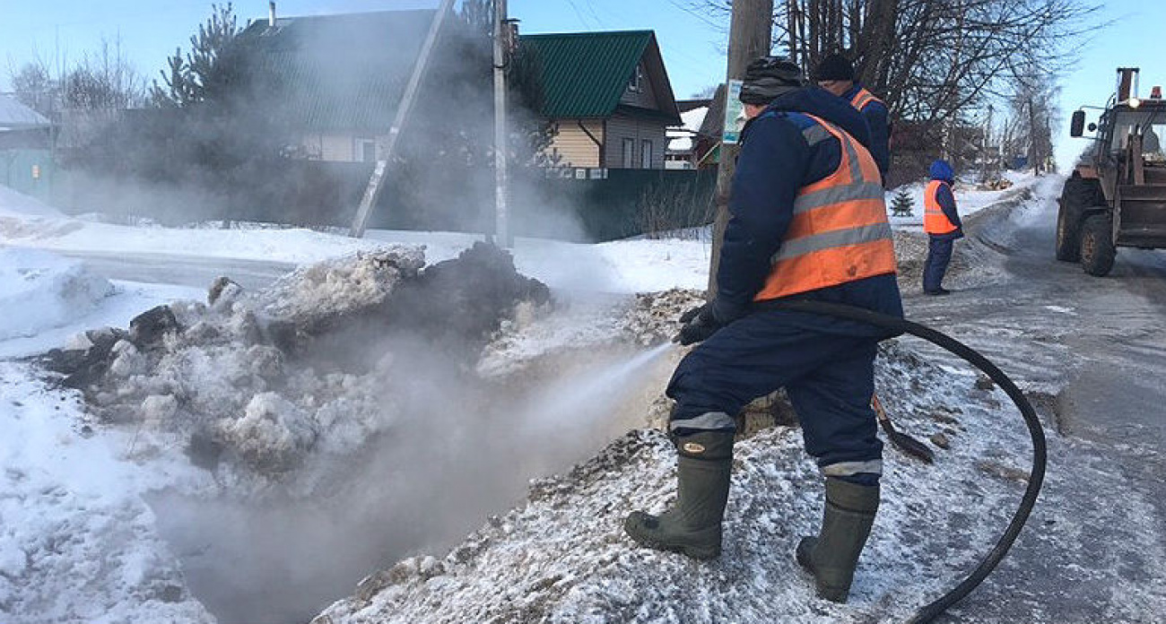 Коммунальщики Рыбинска снесли барак и установили три искусственные ели за неделю