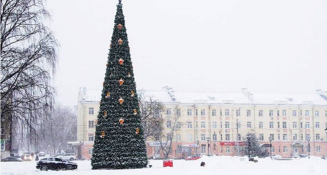 В Рыбинске начали украшать главную ель к грандиозному Нашествию Дедов Морозов