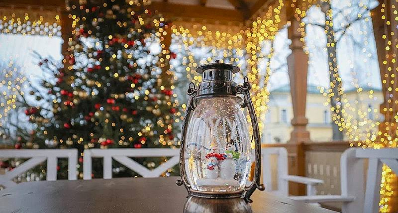 Рыбинские победители прошлого года получили денежные сертификаты: стартует новый конкурс новогодних фасадов