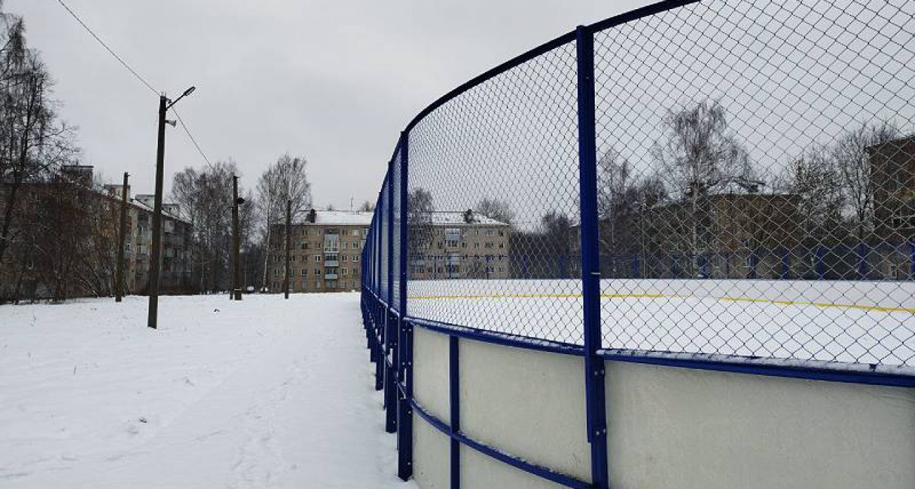 В Рыбинске за 14 млн рублей построили хоккейный корт с вечерним освещением на ул. Боткина