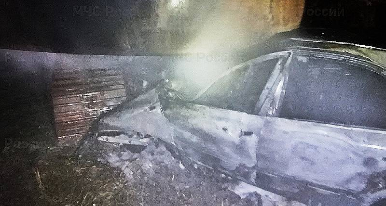 Водитель Fiat сгорел заживо после столкновения с припаркованным экскаватором под Рыбинском