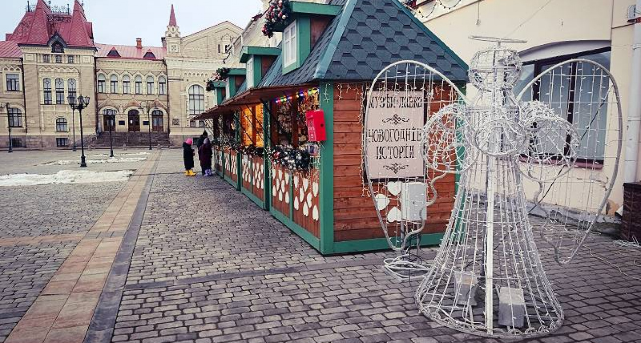 Рыбинск превращается в сказку: ангелы на Красной площади и светящийся трамвай среди 180 украшений