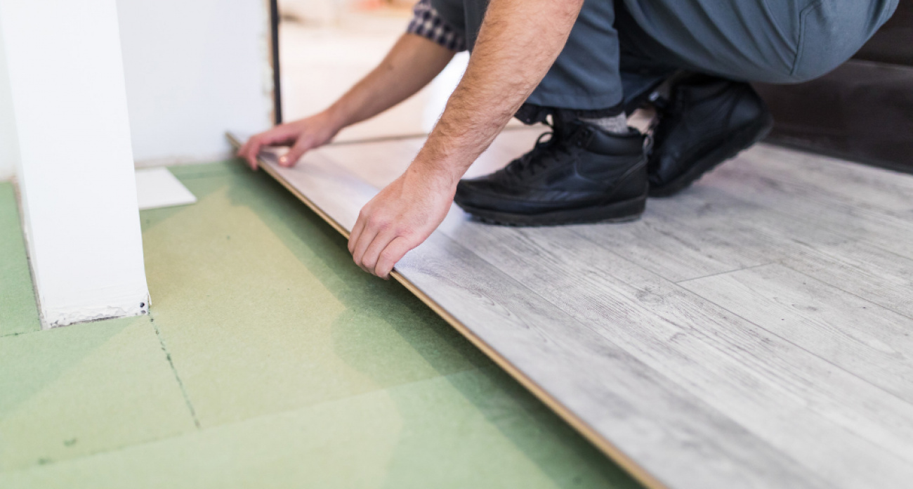 Ламинат уходит в прошлое: дизайнер нашел напольное покрытие, которое превосходит его по всем параметрам — цене, теплу и внешнему виду