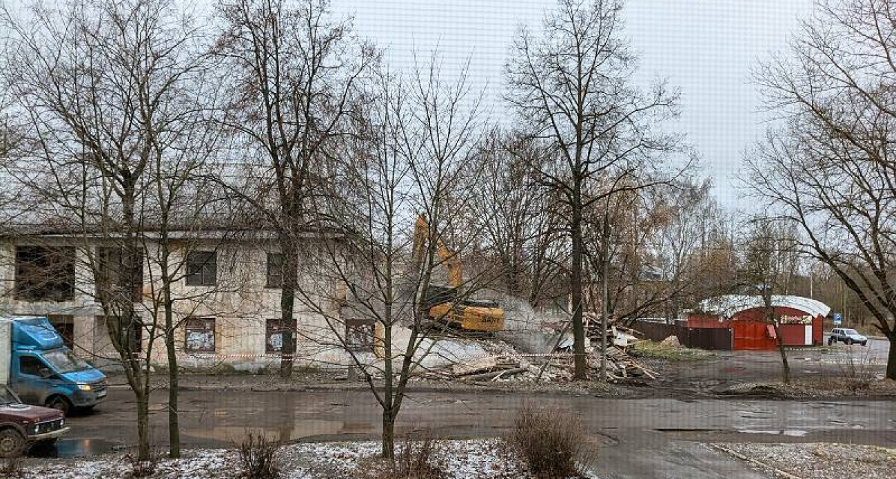 После жалоб жителей снесли опасную заброшку у детсада №110 на Щепкина