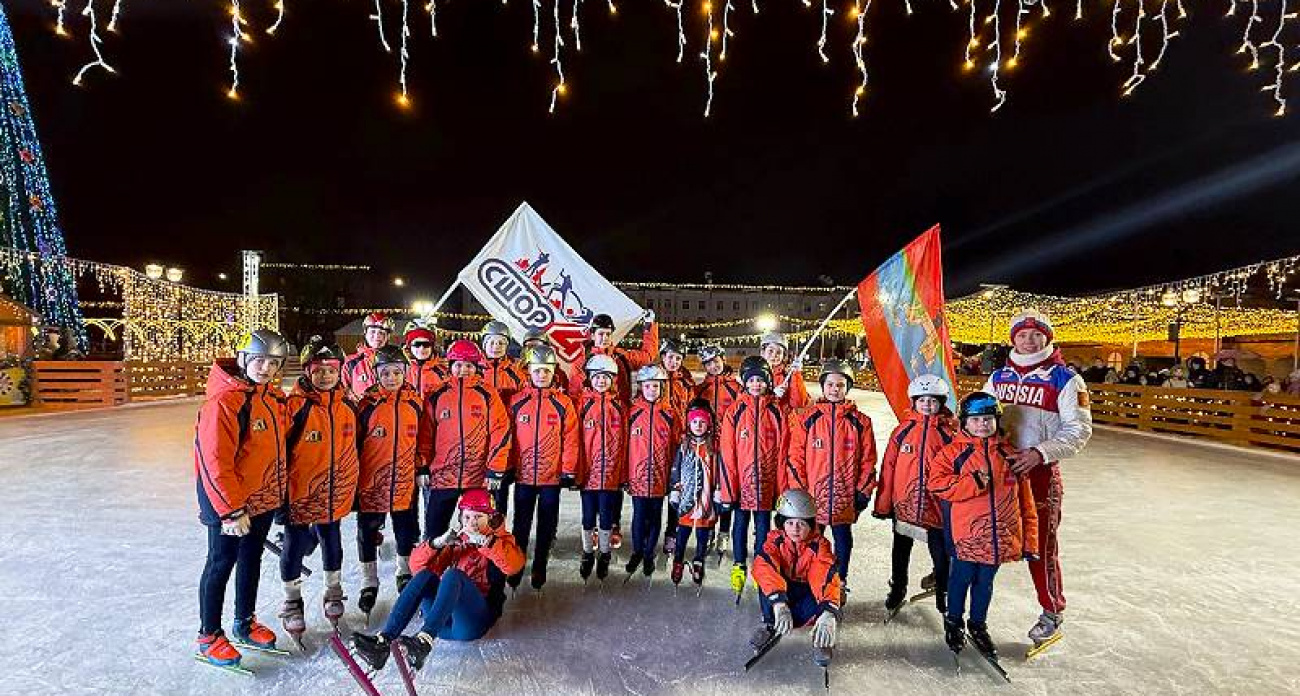В Рыбинске открыли бесплатный каток площадью 1500 кв. м с фудкортом и "светящимся небом"