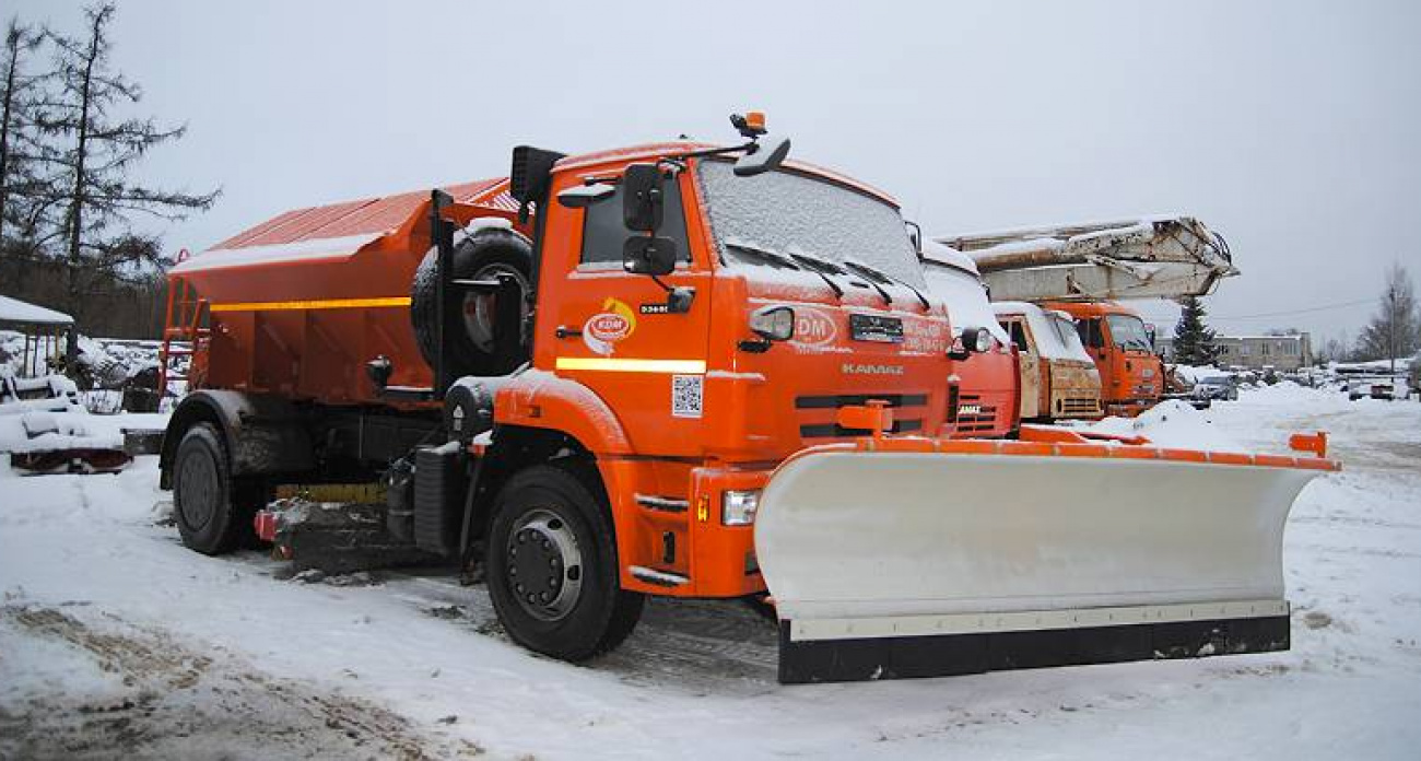 11 машин круглосуточно борются с первым снегом и гололедом в Рыбинске