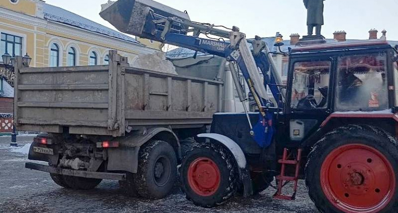24 единицы техники и 106 рабочих: как Рыбинск за сутки вывез 184 кубометра снега