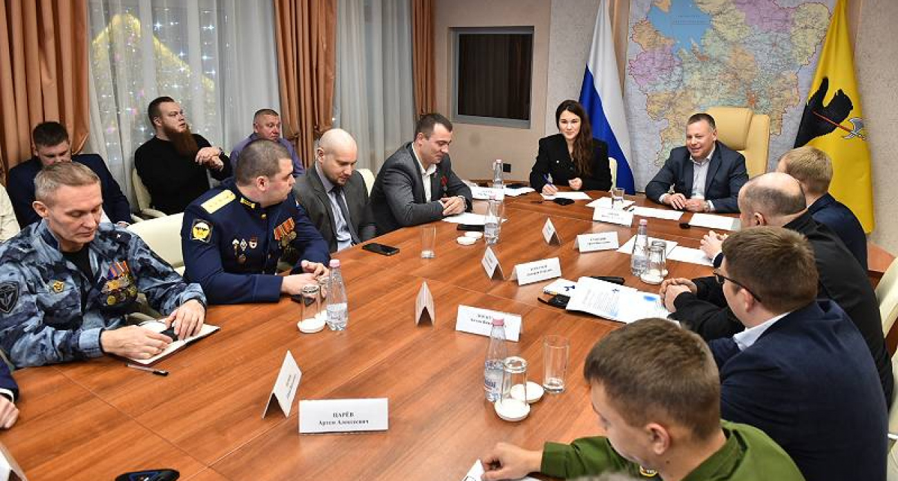 Герои СВО представили Евраеву проекты "Вектор жизни" и архитектурной подсветки для области