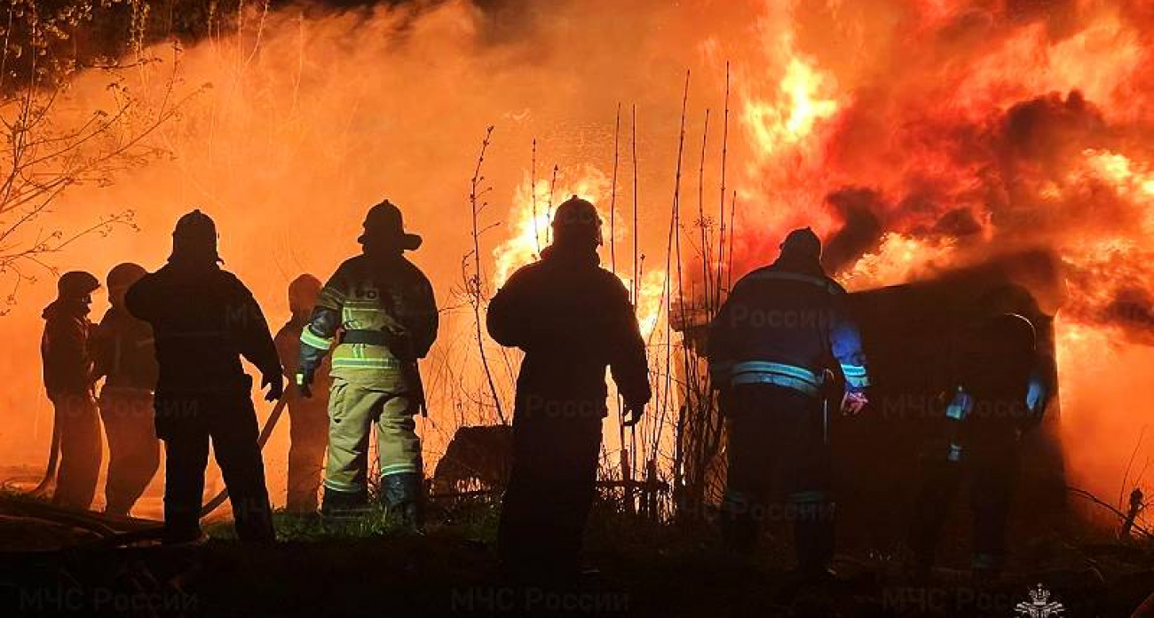 Пожар сауны в Заволжье повредил соседний дом: 14 спасателей тушили полтора часа