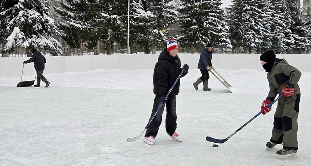 Бесплатный каток на "Метеоре" открылся с неидеальным льдом в Рыбинске